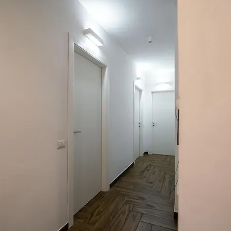 Hub Ferroviario - 12 Posti Letto Per Il Tuo Gruppo A Con Wifi E Netflix לינה וארוחת בוקר *