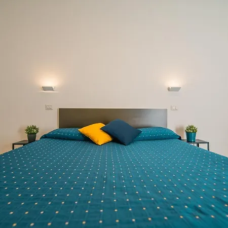 Hub Ferroviario - 12 Posti Letto Per Il Tuo Gruppo A Con Wifi E Netflix 4* Neapol