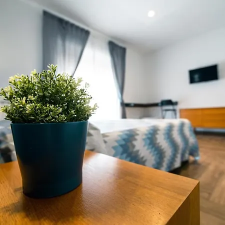 Hub Ferroviario - 12 Posti Letto Per Il Tuo Gruppo A Con Wifi E Netflix 4* Neapol