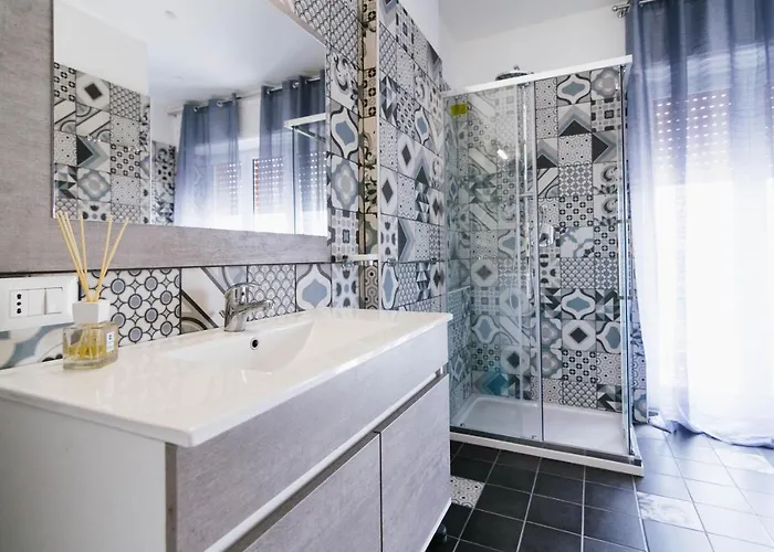 B&B Hub Ferroviario - 12 Posti Letto Per Il Tuo Gruppo A Con Wifi E Netflix 나폴리